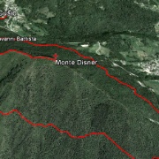 Da Cusio raggiungiamo in 10 minuti la chiesetta di San Giovanni Battista e affrontiamo l'interminabile giro del Monte Disner (altro che 1,30 h...). <br />Raggiunta di nuovo la chiesetta ci dirigiamo verso la vetta del monte su ripido ma facile pendio prima nel bosco poi in cresta.