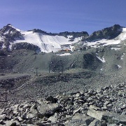 Ghiacciaio Presena dal Passo Paradiso.<br />A sinistra cima Presena (3.068 m), al centro verso destra il Passo Maroccaro (2.975 m), a destra il Corno di Lago Scuro (3.164 m)