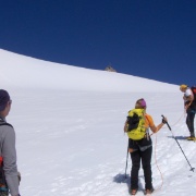 Sulla sfondo, la punta di Aiuguille du Midi che spicca tra la neve