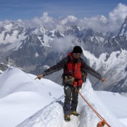 Siamo in cima.<br />Marco indica soddisfatto i due ripidi pendii