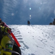 Marco scatta una foto alle spalle della Ross sulla gradinata finale: qui mi rendo conto di quanto siano fondamentali le punte anteriori dei ramponi, che vanno infilate per bene nel ghiaccio per stare in piedi.