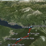 In auto fino alle Fonti Gajum di Canzo (485 m).<br />Su comoda carrareccia raggiungiamo 1° Alpe (725 m), 2° Alpe (793 m), 3° Alpe (800 m), dove si trova il Rif. Terzo Alpe e dove pranziamo.<br />Chiara e Matteo si fermano a fare un pisolino (saranno poi in seguito disturbati dalla caprette), mentre io raggiungo velocemente la sella sulla quale è posta una edicola con crocifisso (1.320 m) e poi la cima del Corno Occidentale (1.373 m), arrampicandomi su facili roccette (I-II grado max, ultimo tratto un po' esposto).