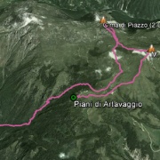 Da Moggio (890 m) ai Piani di Artavaggio in funivia (1.649 m), poi sul Monte Sodadura (2.010 m) dalla cresta sud-ovest scendendo dalla cresta nord-ovest verso la Cima di Piazzo (2.057 m), per poi rientrare a piedi fino a Moggio a piedi.