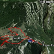 Oggi gita comoda, con Chiara e Matteo, compatibile con la pancia di Chiara.<br />Dalla statale 36 in prossimità di Lecco seguiamo per la Valsassina fino alla deviazione per i Piani d'Erna; alla fine della strada lasciamo l'auto in un ampio parcheggio.<br />Da lì prendiamo la funivia che dai 625 m del parcheggio ci porta alla quota di 1.300 m circa dei Piani d'Erna, ai piedi del Resegone, con spendida vista su di esso.<br />Da qui ci sono un po' di giretti da fare a piedi, senza grossi dislivelli: noi subito raggiungiamo il Pizzo d'Erna (1.375 m) per fare qualche scatto fotografico dal belvedere e per far vedere a Chiara l'uscita della Gamma 1 e i vari canali del Resegone, per poi pranzare alla ottima trattori Milani.<br />Il pomeriggio, con Matteo che "se la ronfa" sulle mie spalle, facciamo un piacevolissimo giro ad anello perlustrando la zona circostante passando anche dal borgo vecchio, calpestando tanta tanta neve.